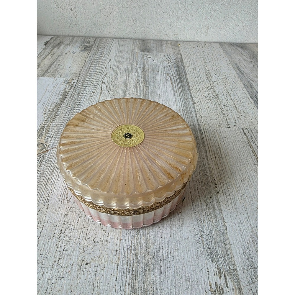 Vintage old stock essence de Chantilly dusting powder women scent
